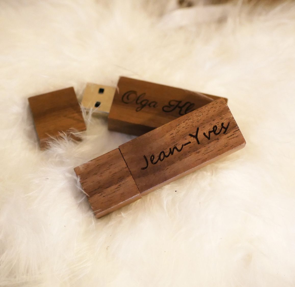 Pequeña llave USB de madera de nogal grabada para personalizar