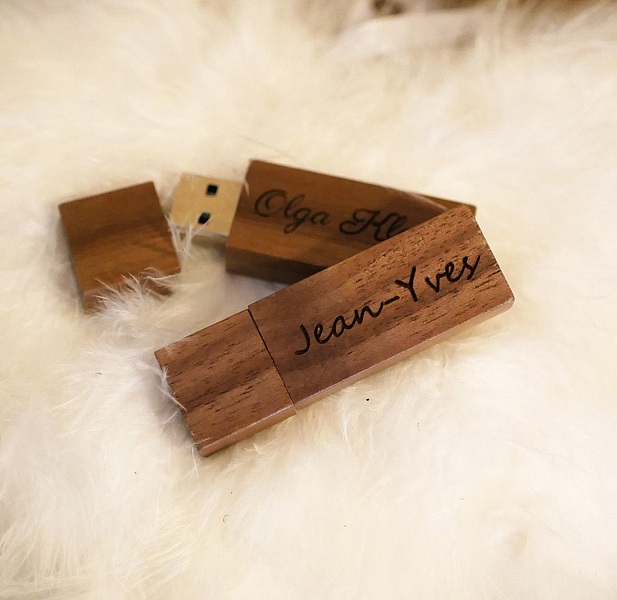 Peque&ntilde;a llave USB de madera de nogal grabada para personalizar