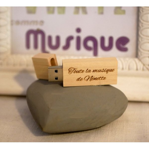 Peque&ntilde;a memoria USB de 16 GB en madera clara para personalizar como regalo &uacute;nico