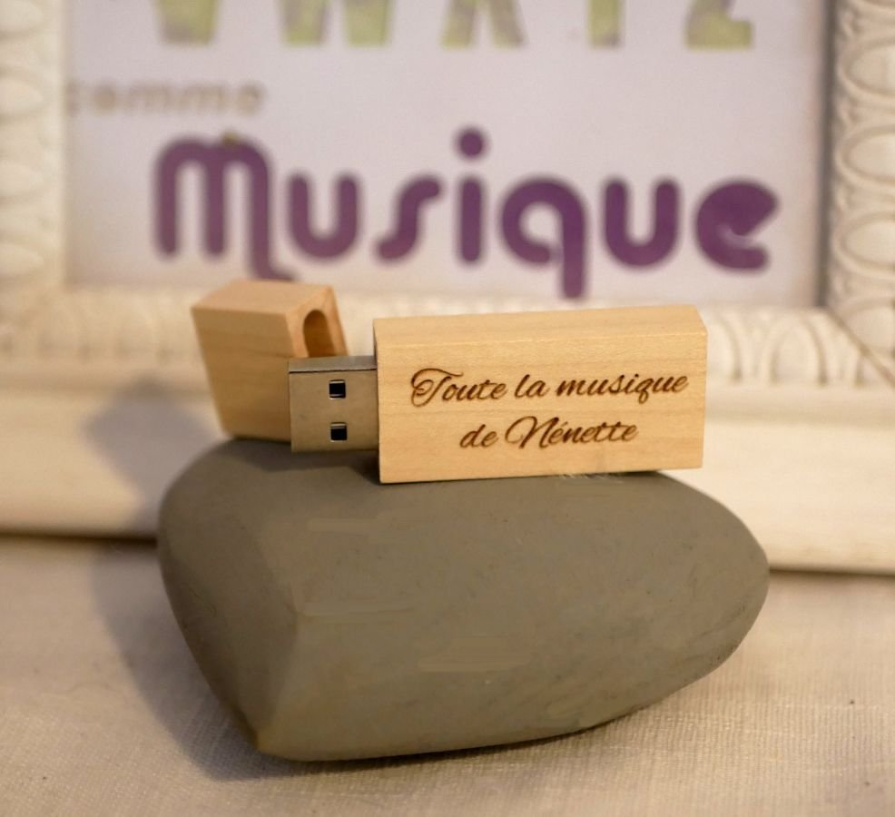 Pequeña llave USB de madera clara grabada para personalizar 32Gb 2.0