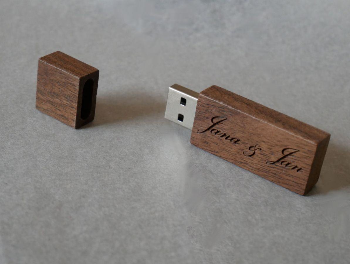 Pequeña llave USB de madera de nogal grabada para personalizar