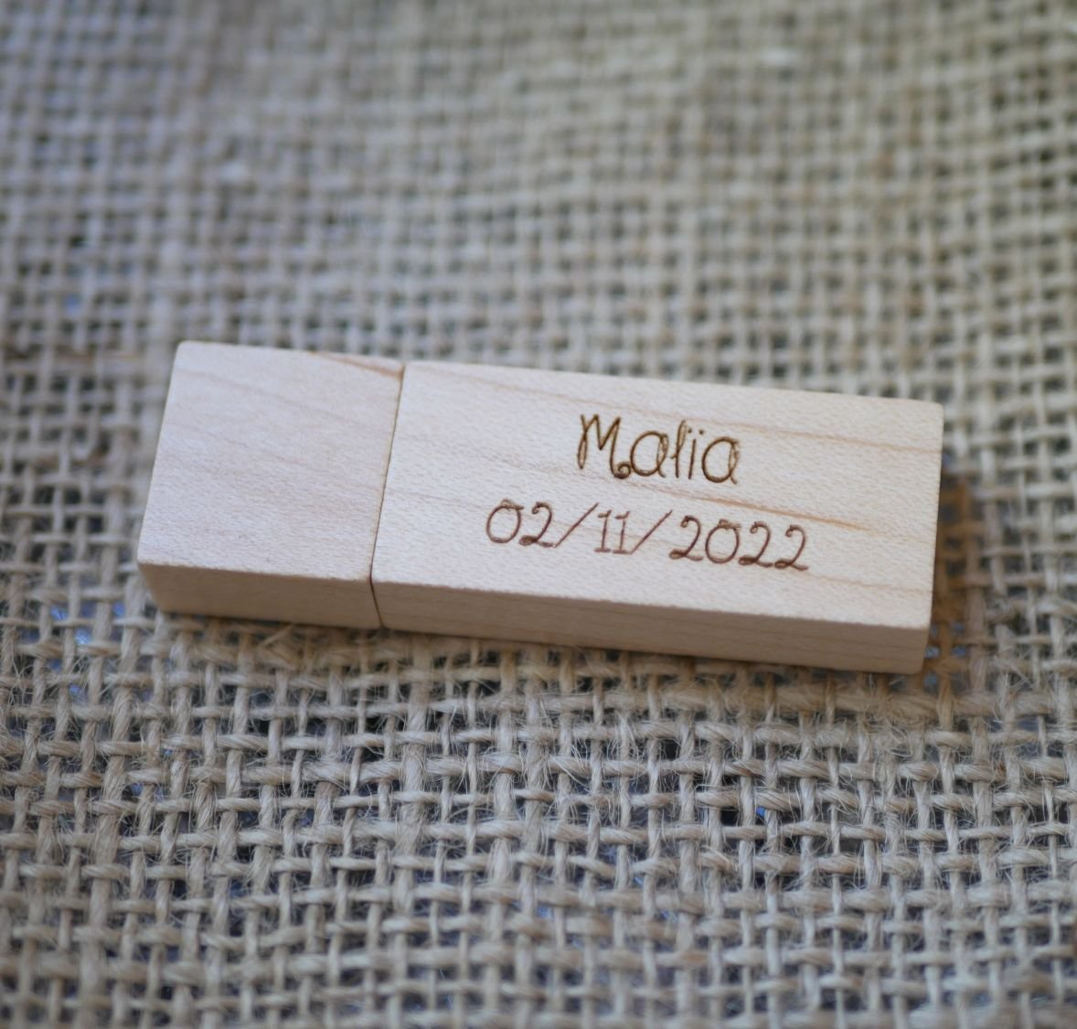 Pequeña llave USB de madera clara grabada para personalizar 32Gb 2.0