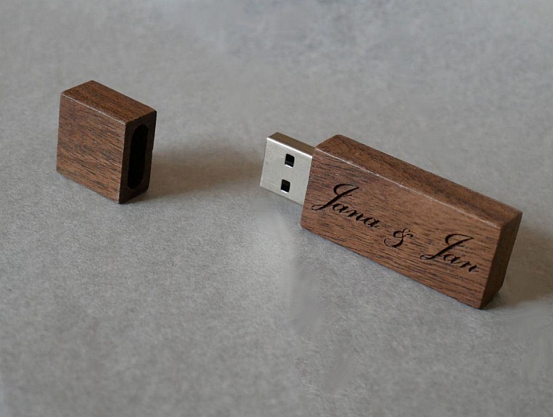 Peque&ntilde;a llave USB de madera de nogal grabada para personalizar
