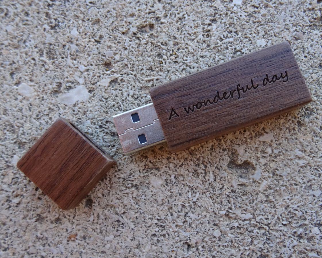 Pequeña llave USB de madera de nogal grabada para personalizar