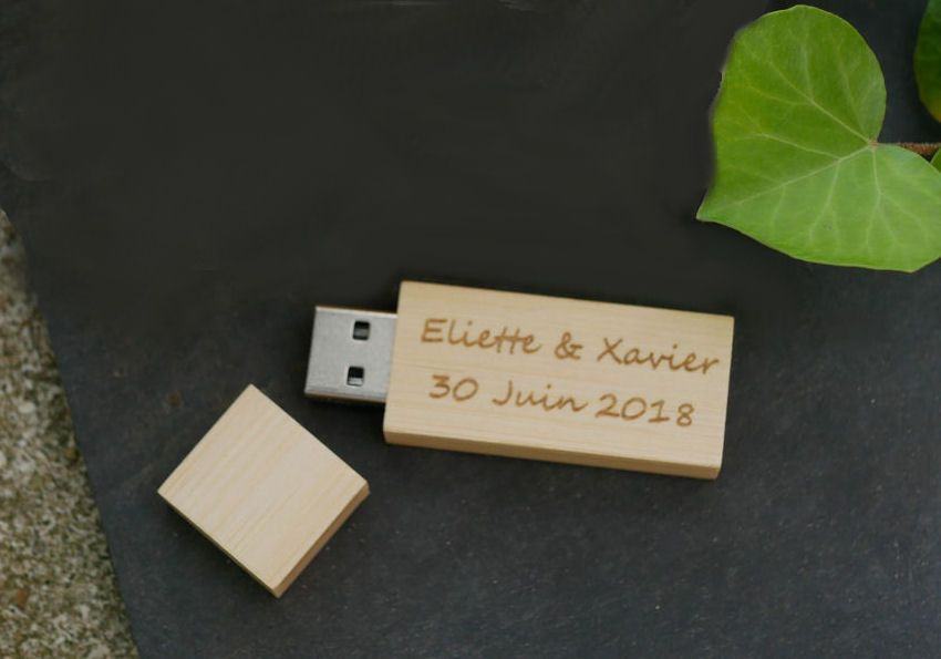 Pequeña memoria USB de 16 GB en madera clara para personalizar como regalo único