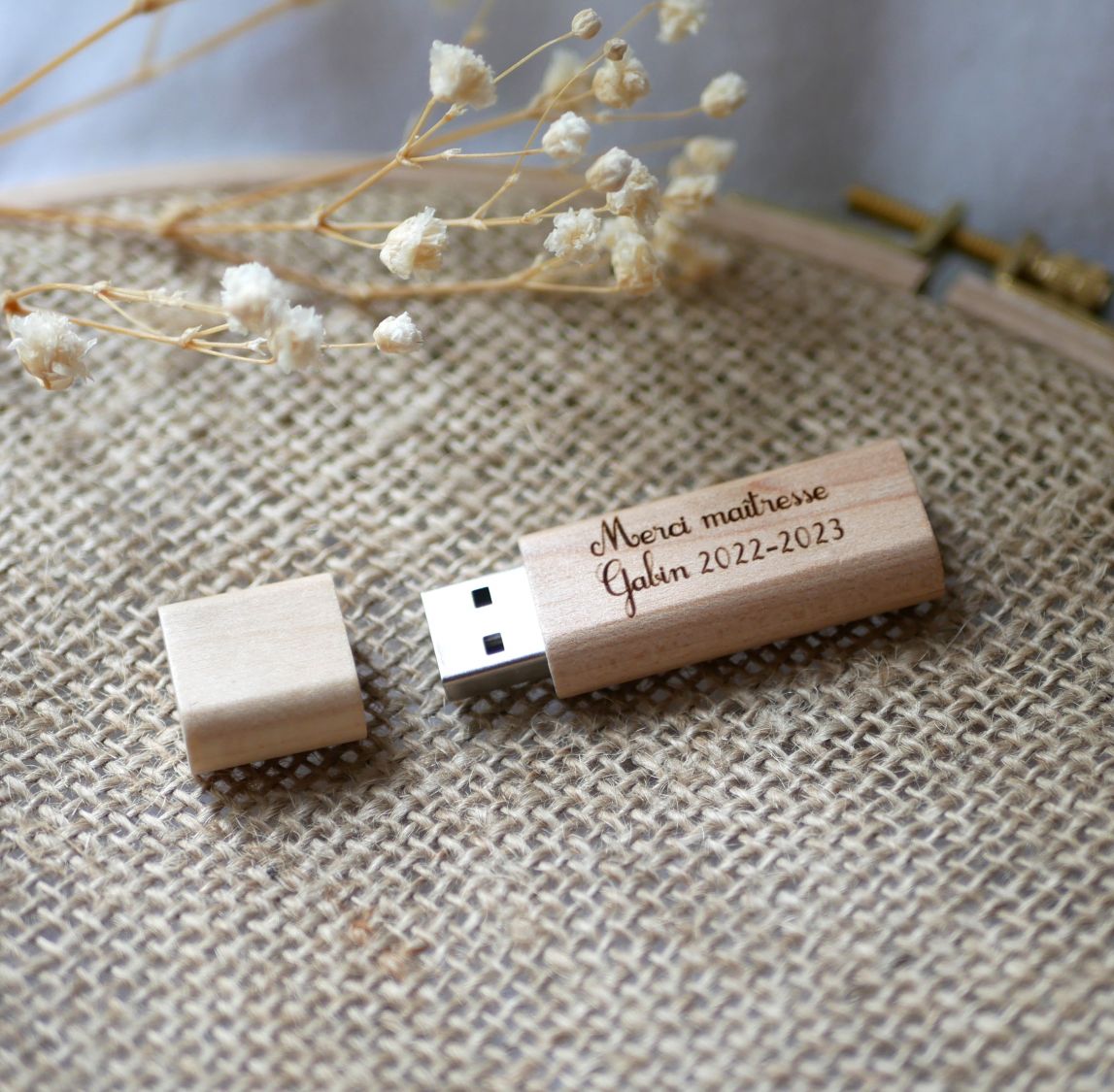 Pequeña llave USB de madera grabada para personalizar