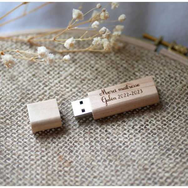 Peque&ntilde;a llave USB de madera grabada para personalizar