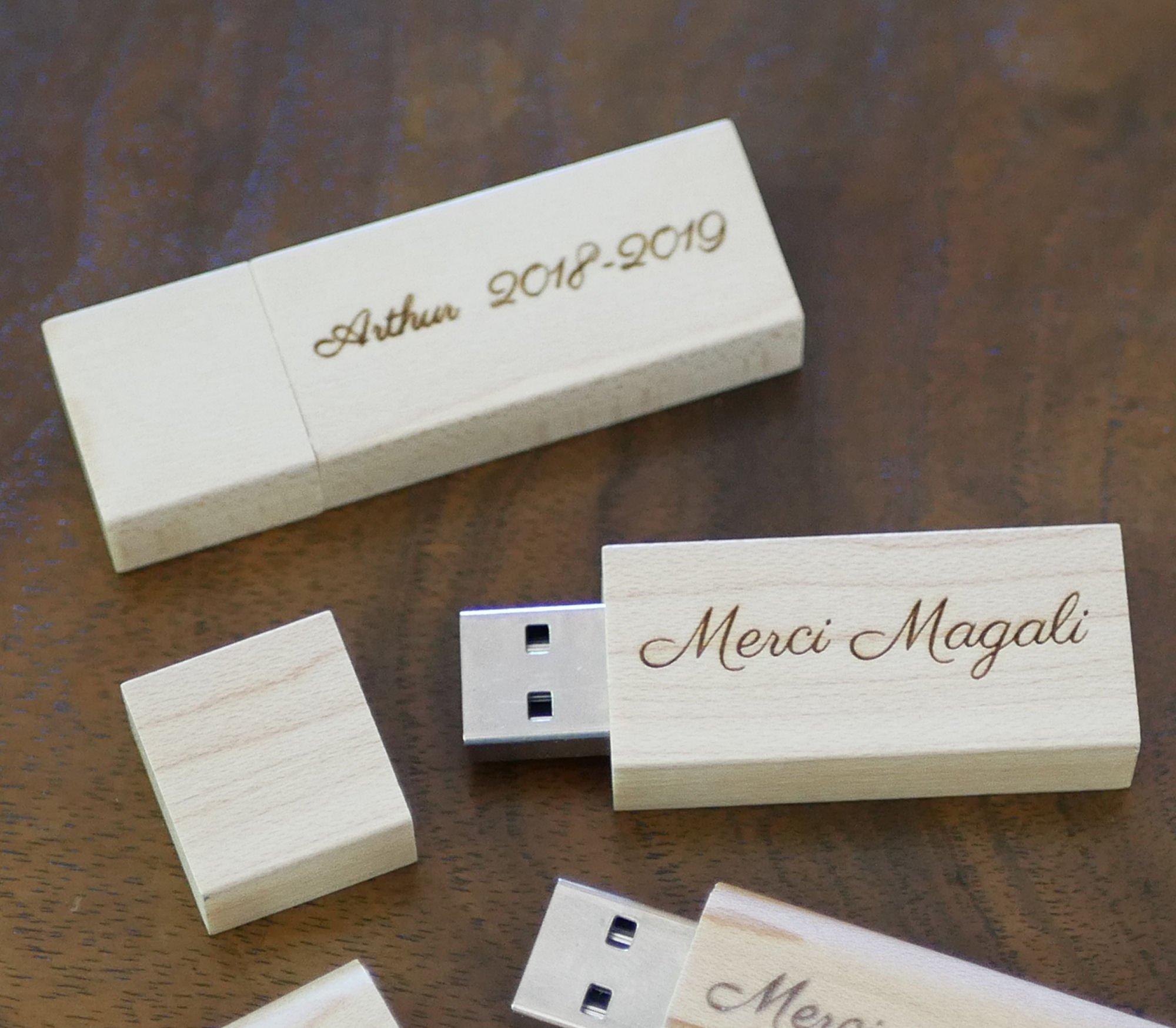 Peque&ntilde;a llave USB de madera clara grabada para personalizar 32Gb 2.0