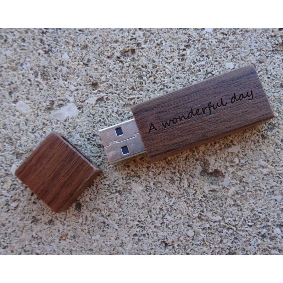 Pequeña llave USB de madera de nogal grabada para personalizar