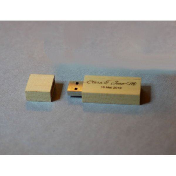 Peque&ntilde;a memoria USB de 16 GB en madera clara para personalizar como regalo &uacute;nico