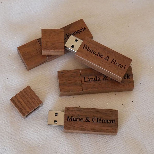 Peque&ntilde;a llave USB de madera de nogal grabada para personalizar