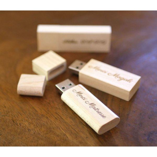 Peque&ntilde;a memoria USB de 16 GB en madera clara para personalizar como regalo &uacute;nico