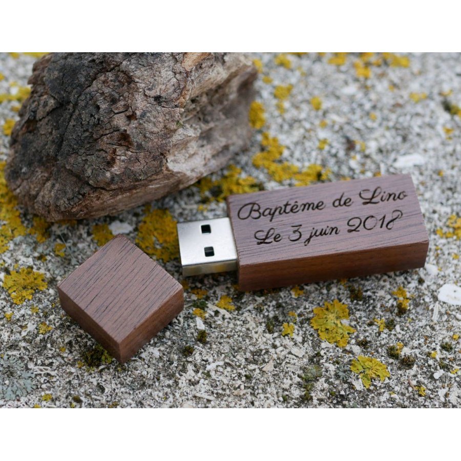 Pequeña llave USB de madera de nogal grabada para personalizar