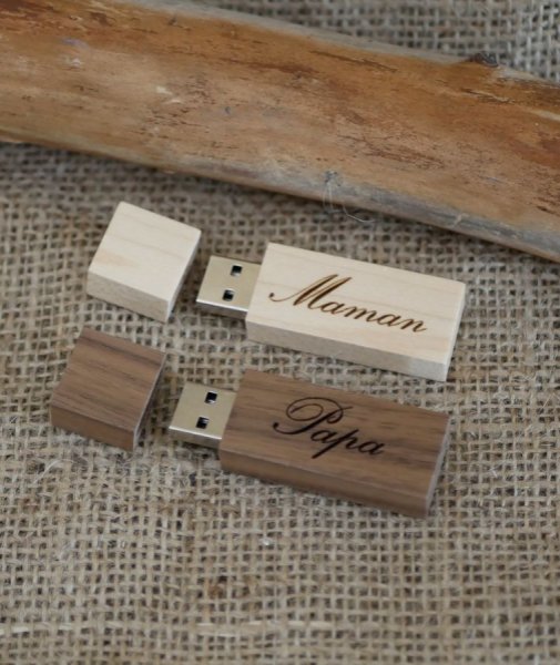 Peque&ntilde;a memoria USB de 16 GB en madera clara para personalizar como regalo &uacute;nico