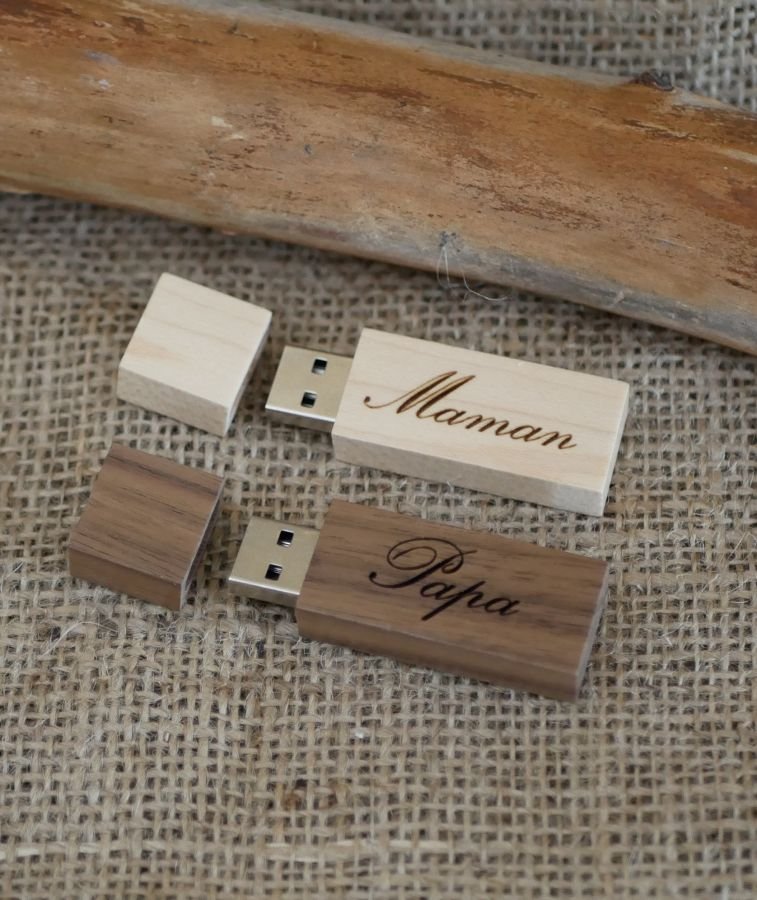 Pequeña llave USB de madera clara grabada para personalizar 32Gb 2.0