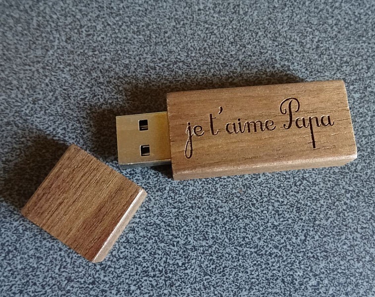 Peque&ntilde;a llave USB de madera de nogal grabada para personalizar