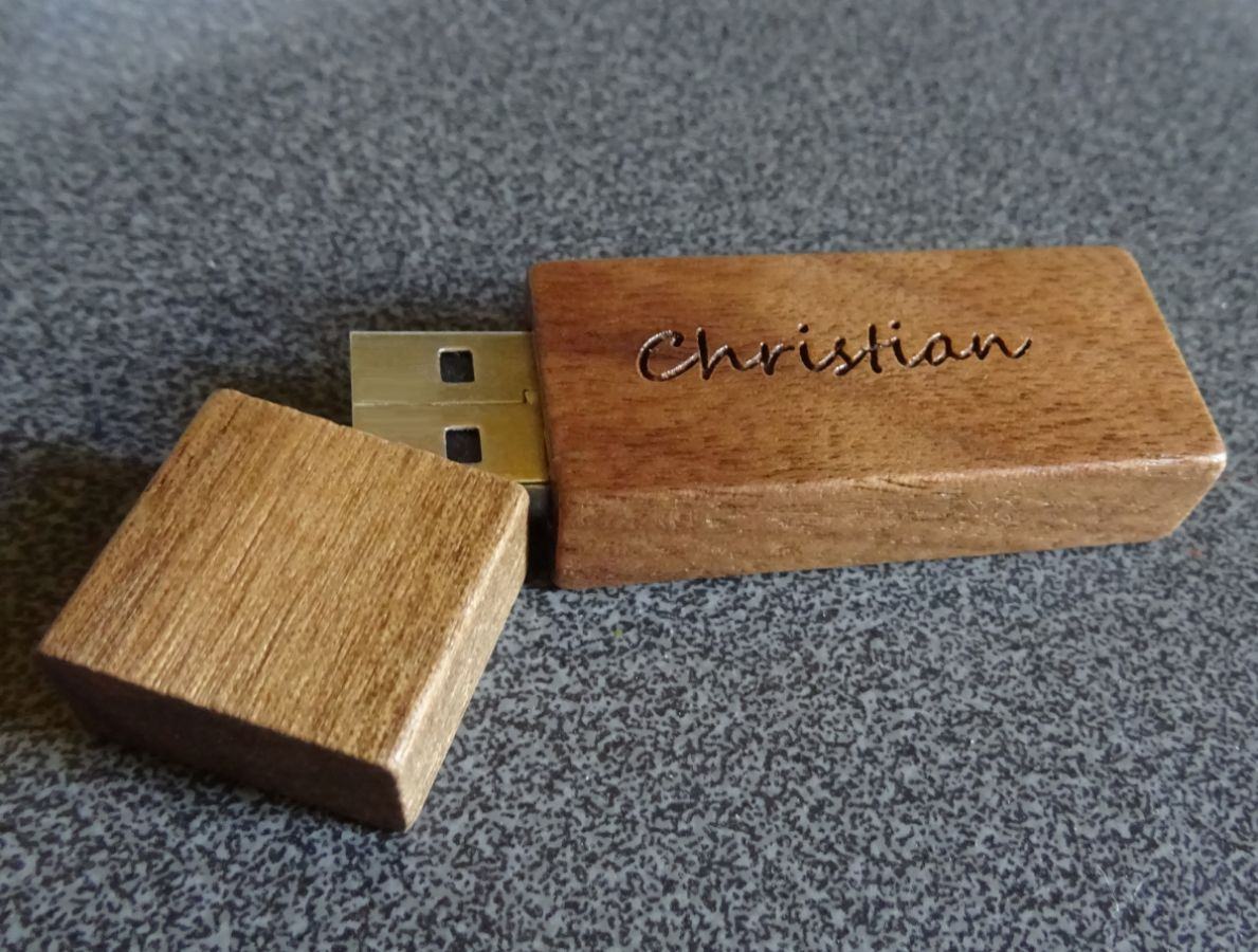 Pequeña llave USB de madera de nogal grabada para personalizar