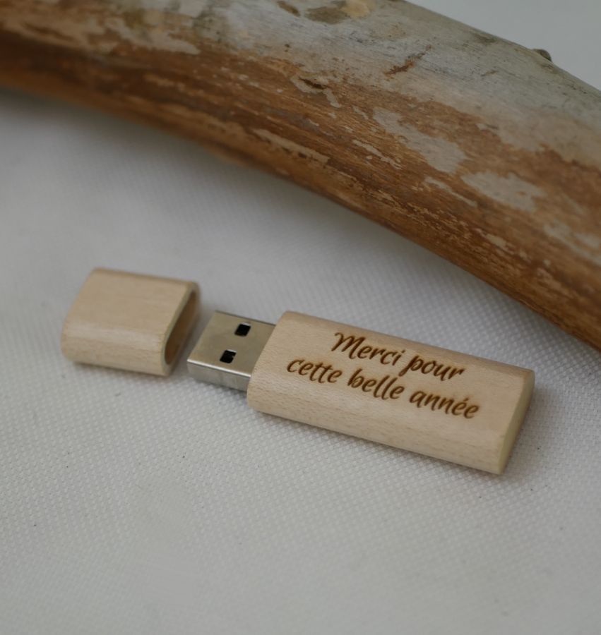 Pequeña llave USB de madera grabada para personalizar