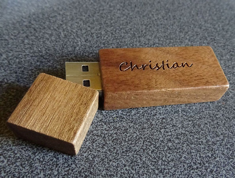 Peque&ntilde;a llave USB de madera de nogal grabada para personalizar