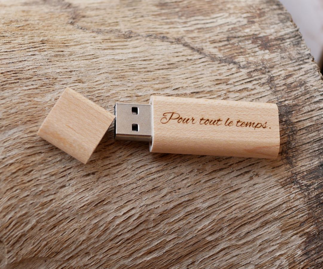 Pequeña llave USB de madera grabada para personalizar