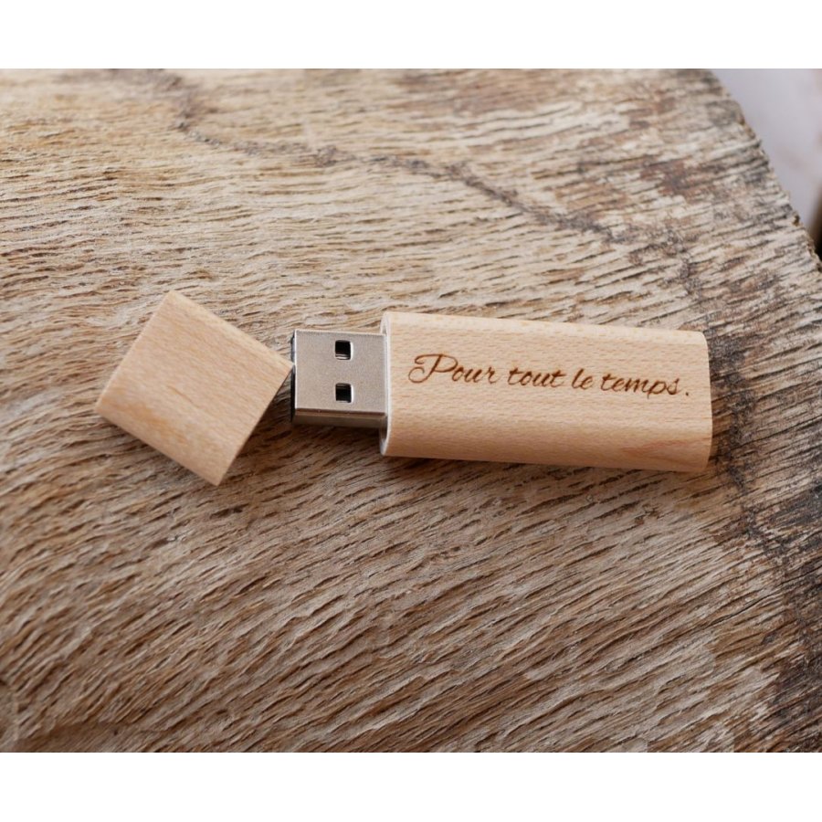 Pequeña llave USB de madera grabada para personalizar