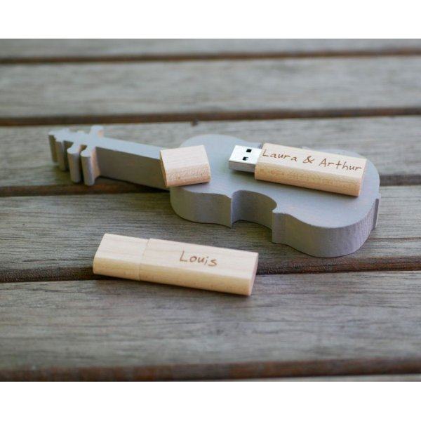 Peque&ntilde;a llave USB de madera grabada para personalizar