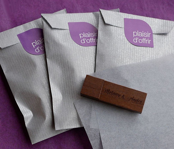 Peque&ntilde;a llave USB de madera de nogal grabada para personalizar