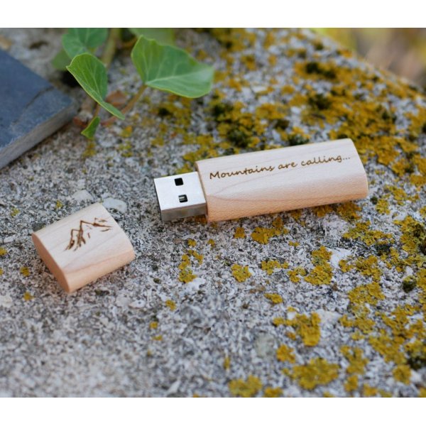 Peque&ntilde;a llave USB de madera grabada para personalizar