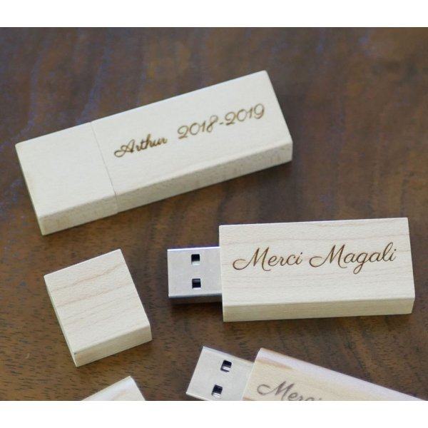 Peque&ntilde;a memoria USB de 16 GB en madera clara para personalizar como regalo &uacute;nico
