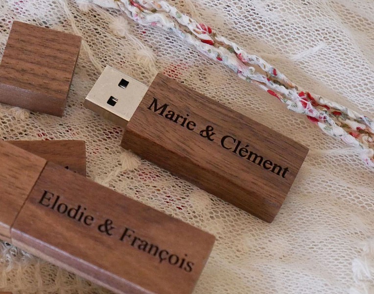 Peque&ntilde;a llave USB de madera de nogal grabada para personalizar