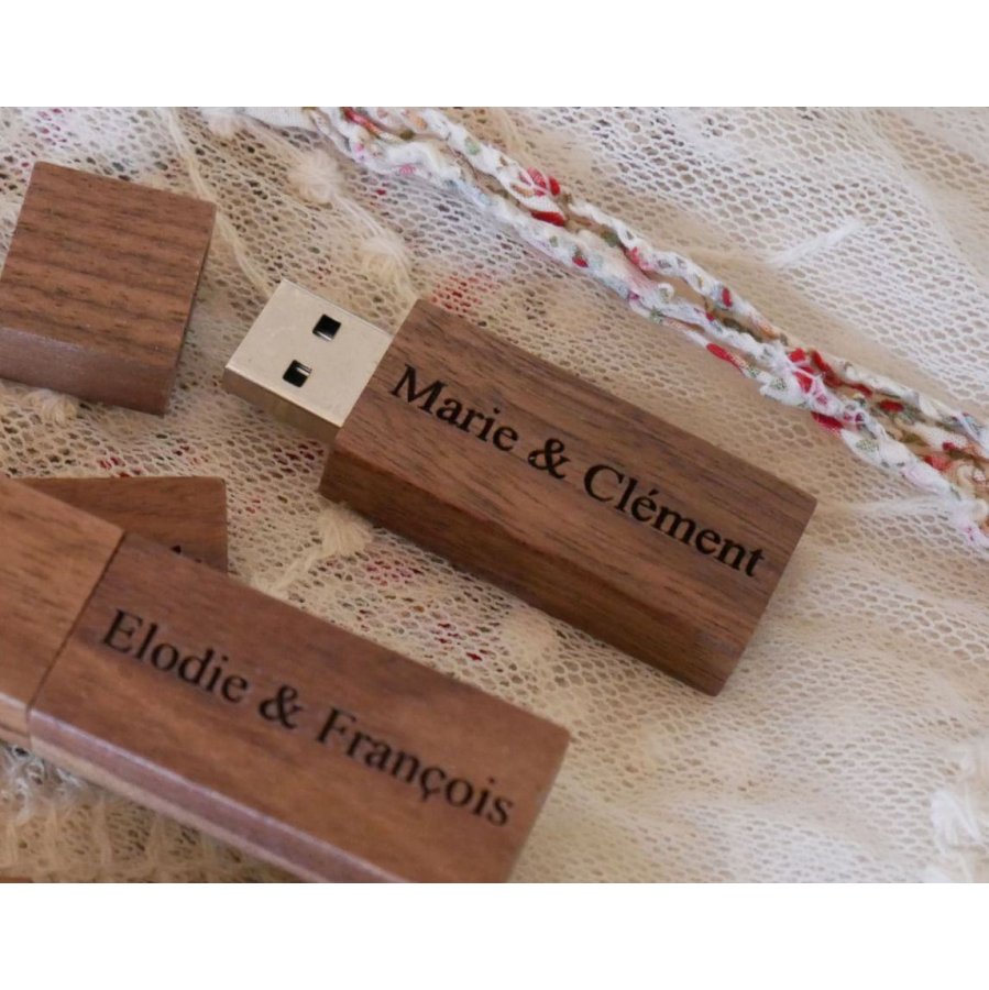 Pequeña llave USB de madera de nogal grabada para personalizar