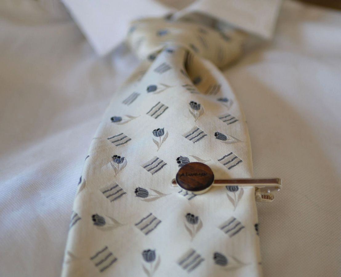 Pasador de corbata de madera con cabujón de madera grabado