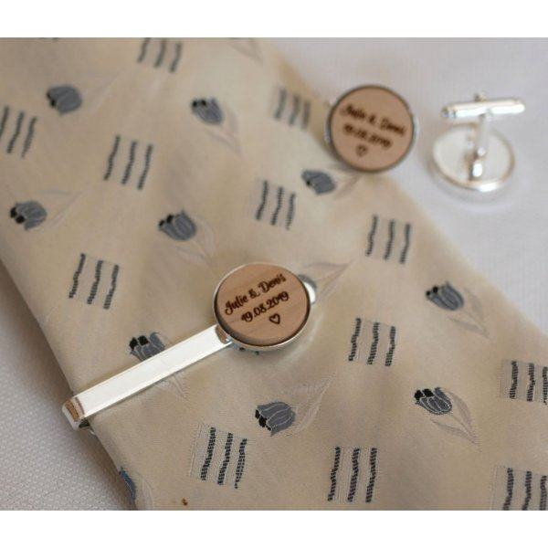 Alfiler de corbata con cabuj&oacute;n de madera personalizado mediante grabado