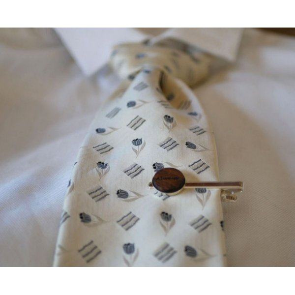 Alfiler de corbata con cabuj&oacute;n de madera personalizado mediante grabado