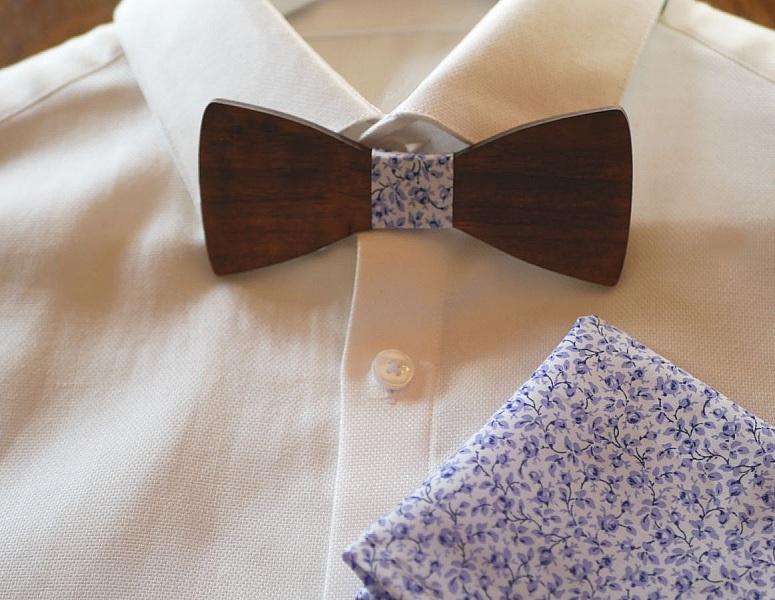 Nœud papillon en bois et pochette Liberty fleurs bleues.