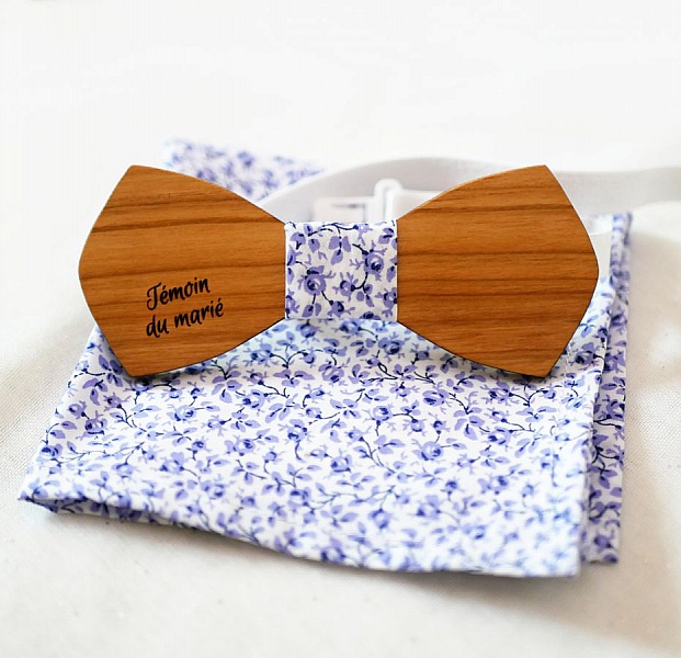 Nœud papillon en bois personnalisé et pochette Liberty bleue.