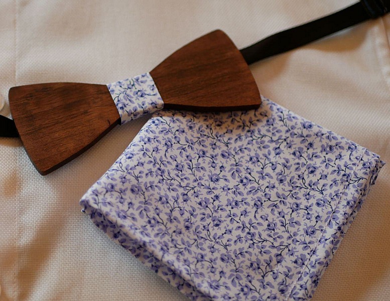Nœud papillon en bois et pochette Liberty fleurs bleues.
