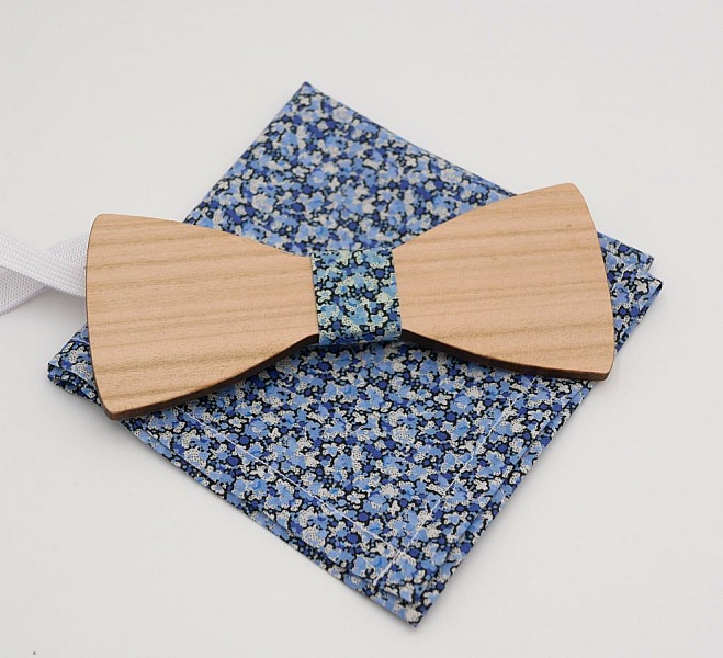 Nœud papillon en bois et pochette Liberty Pepper bleu.