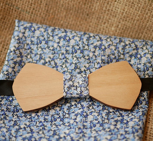 Nœud papillon en bois et pochette Liberty Pepper bleu.