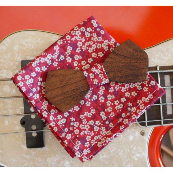 Pajarita de madera y bolsillo de traje en rojo Liberty 