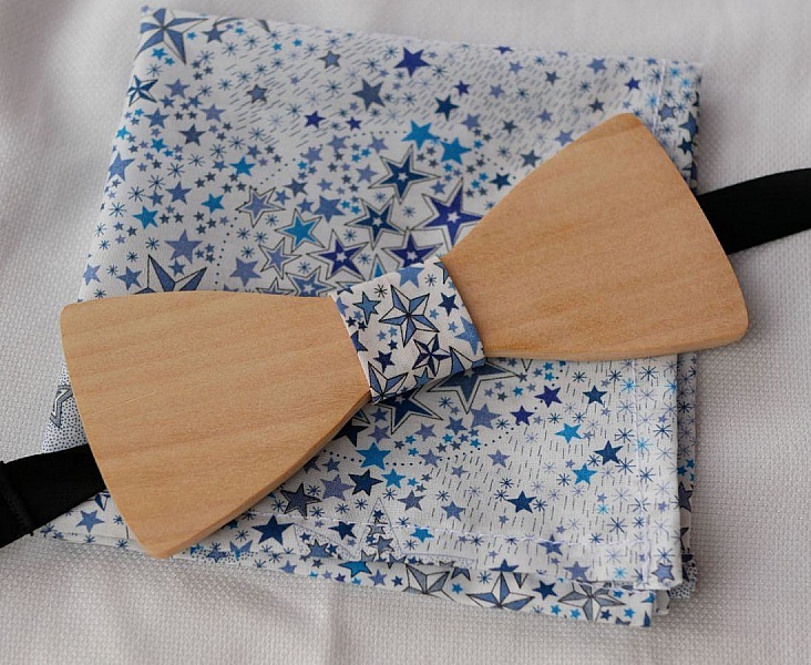 Pochette Liberty &eacute;toiles bleues  et noeud papillon en bois personnalisable