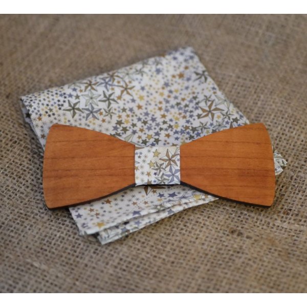 Estuche personalizable Liberty marr&oacute;n con estrellas y pajarita de madera