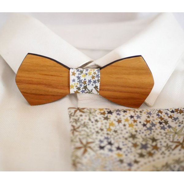 Estuche personalizable Liberty marr&oacute;n con estrellas y pajarita de madera