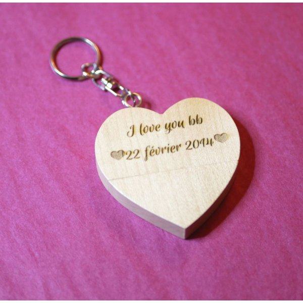 Llavero USB de madera con coraz&oacute;n grabado para personalizar