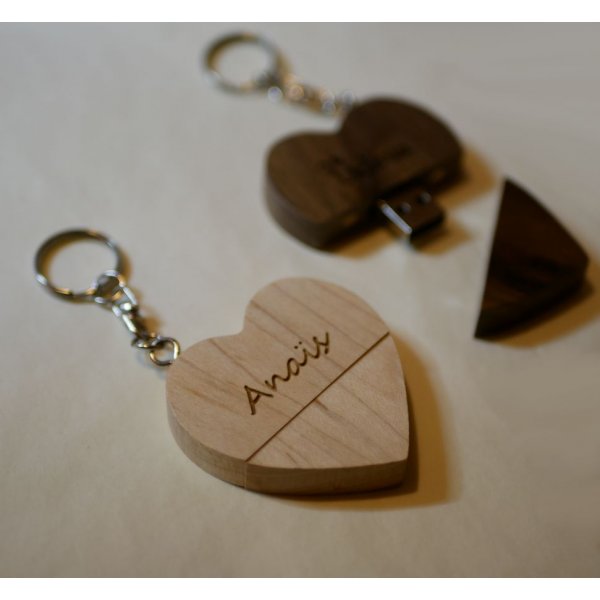 Llavero USB de madera con coraz&oacute;n grabado para personalizar