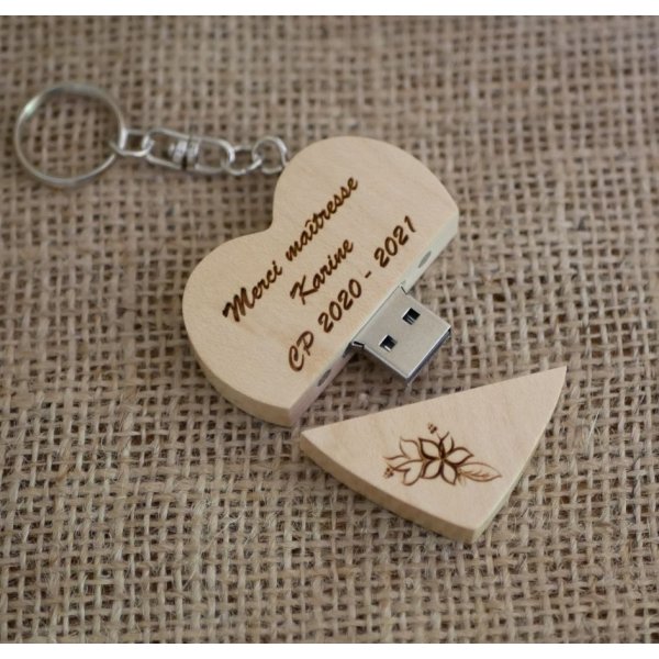 Llavero USB de madera con coraz&oacute;n grabado para personalizar