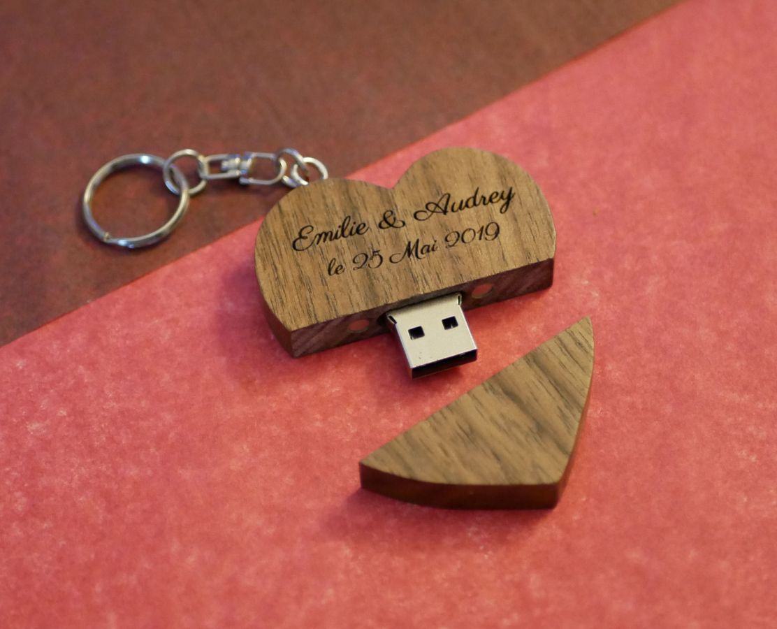 Llavero USB en forma de corazón de madera oscura para personalizar mediante grabado