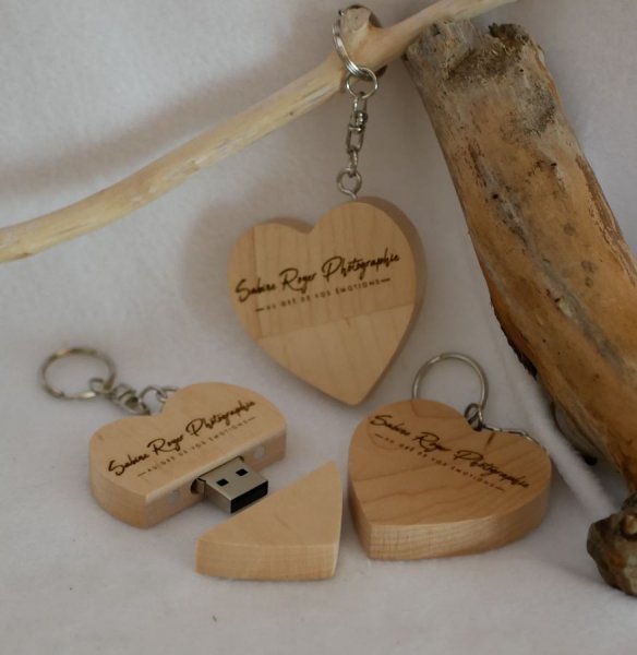 Llavero USB de madera con coraz&oacute;n grabado para personalizar