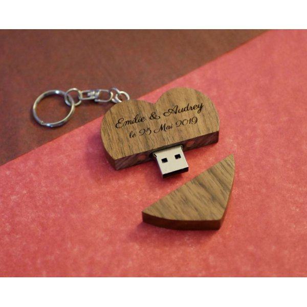 Llavero USB en forma de coraz&oacute;n de madera oscura para personalizar mediante grabado