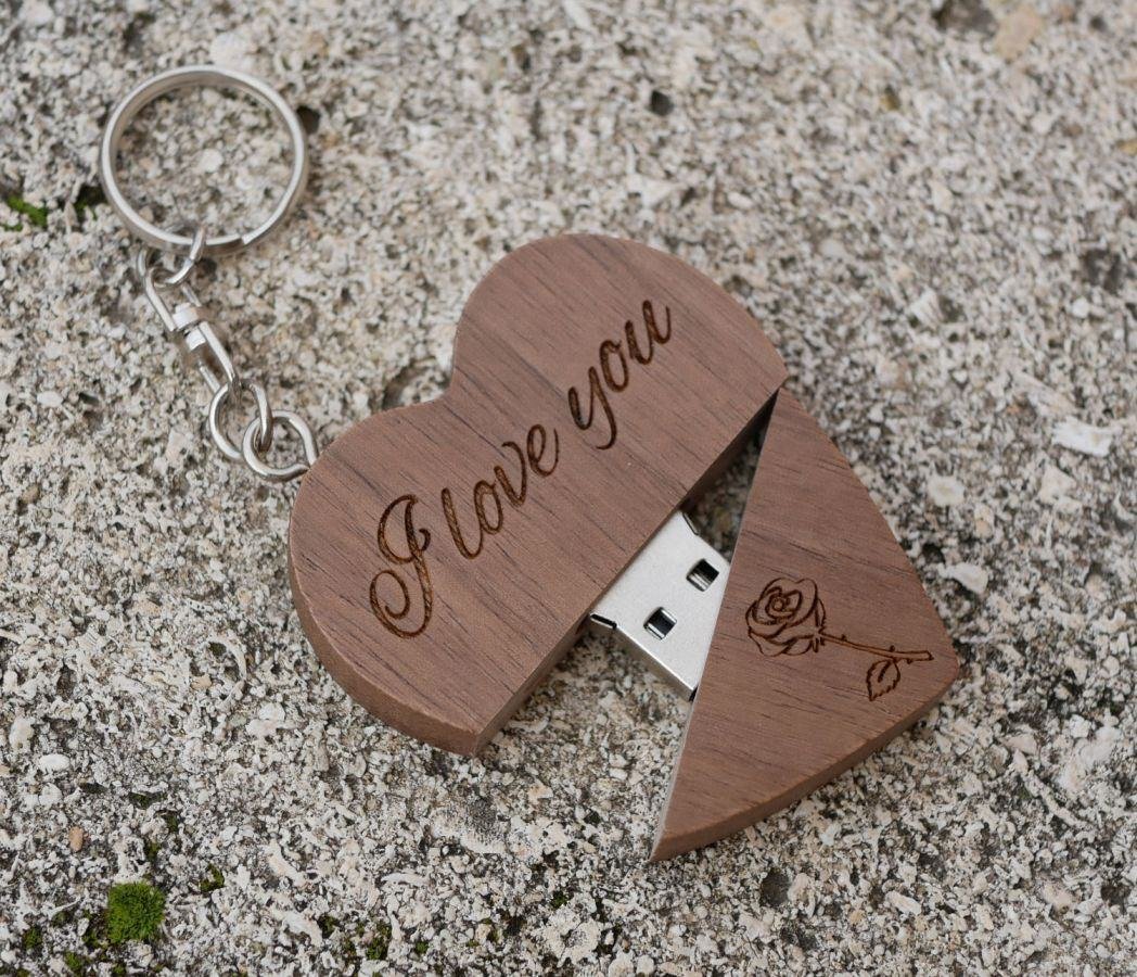 Llavero USB en forma de corazón de madera oscura para personalizar mediante grabado